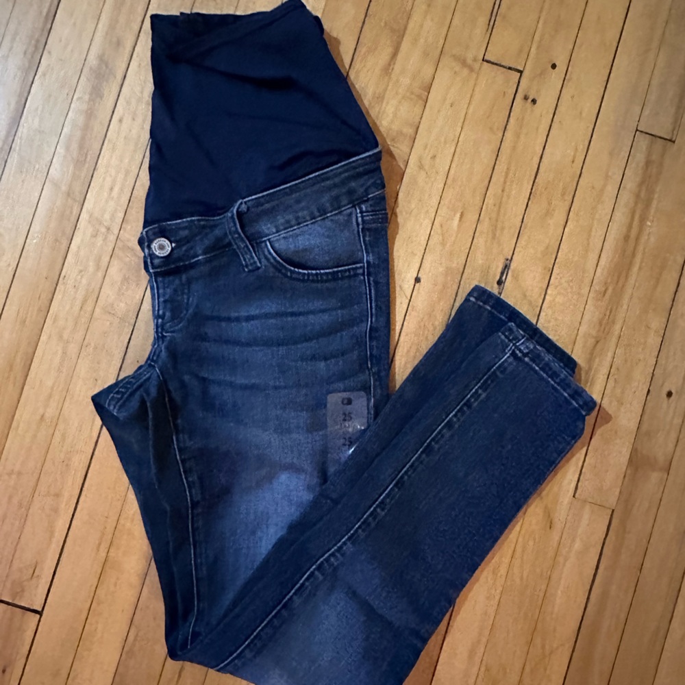 KanCan maternity jeans are brand new with tags! Full belly band - size 25